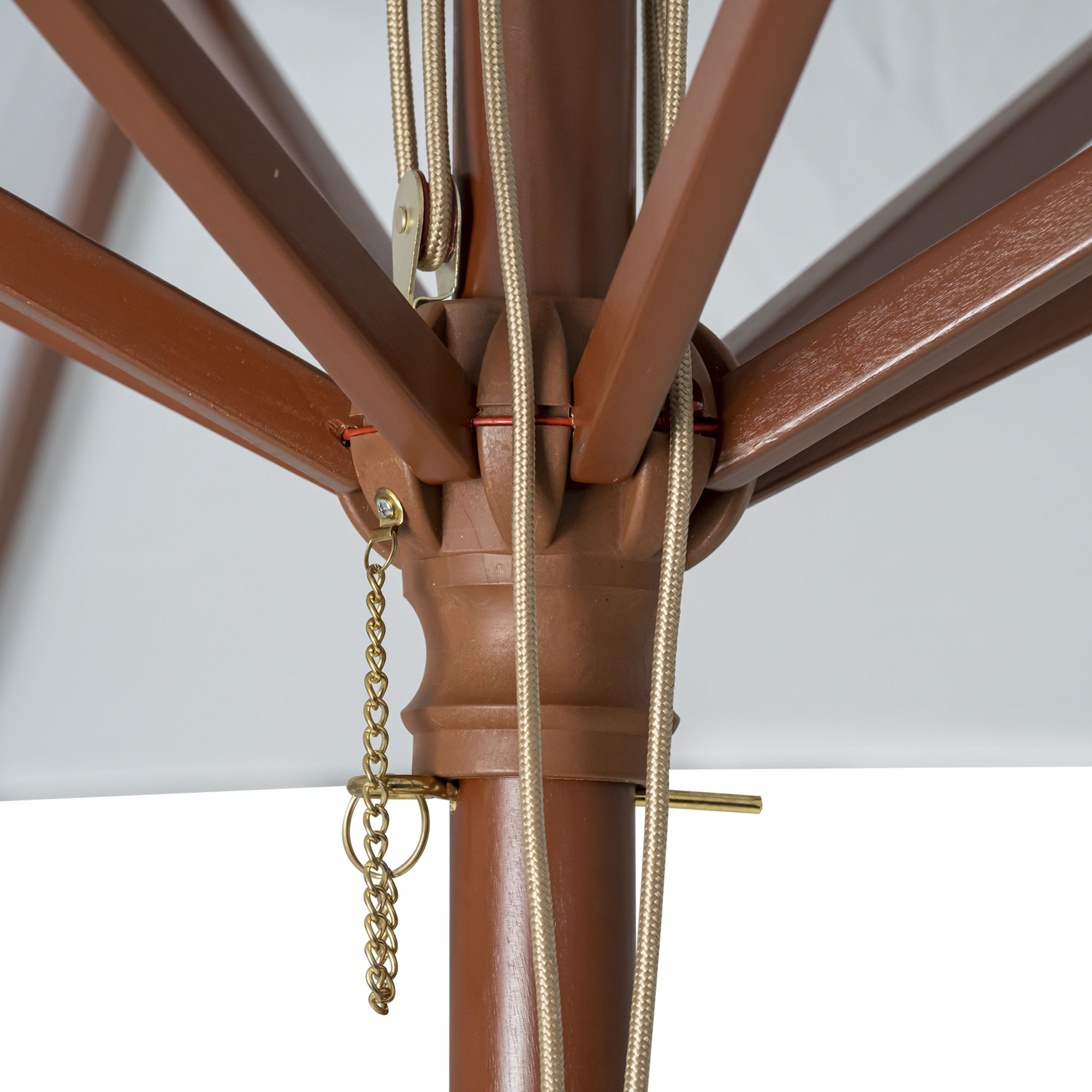 Nahaufnahme eines knickbaren Holz-Sonnenschirms mit Seilzug und Kettenmechanismus